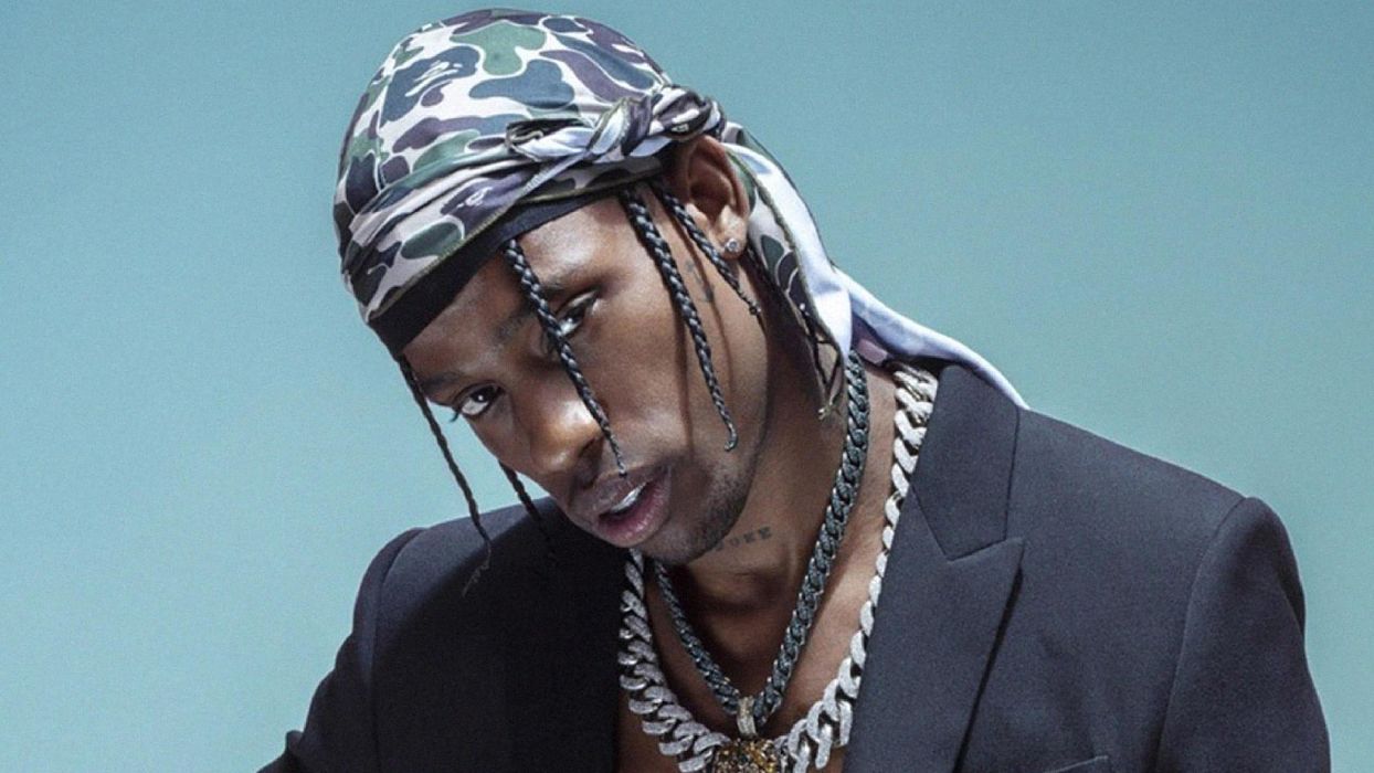 Travis Scott assaltato dai suoi fan parigini