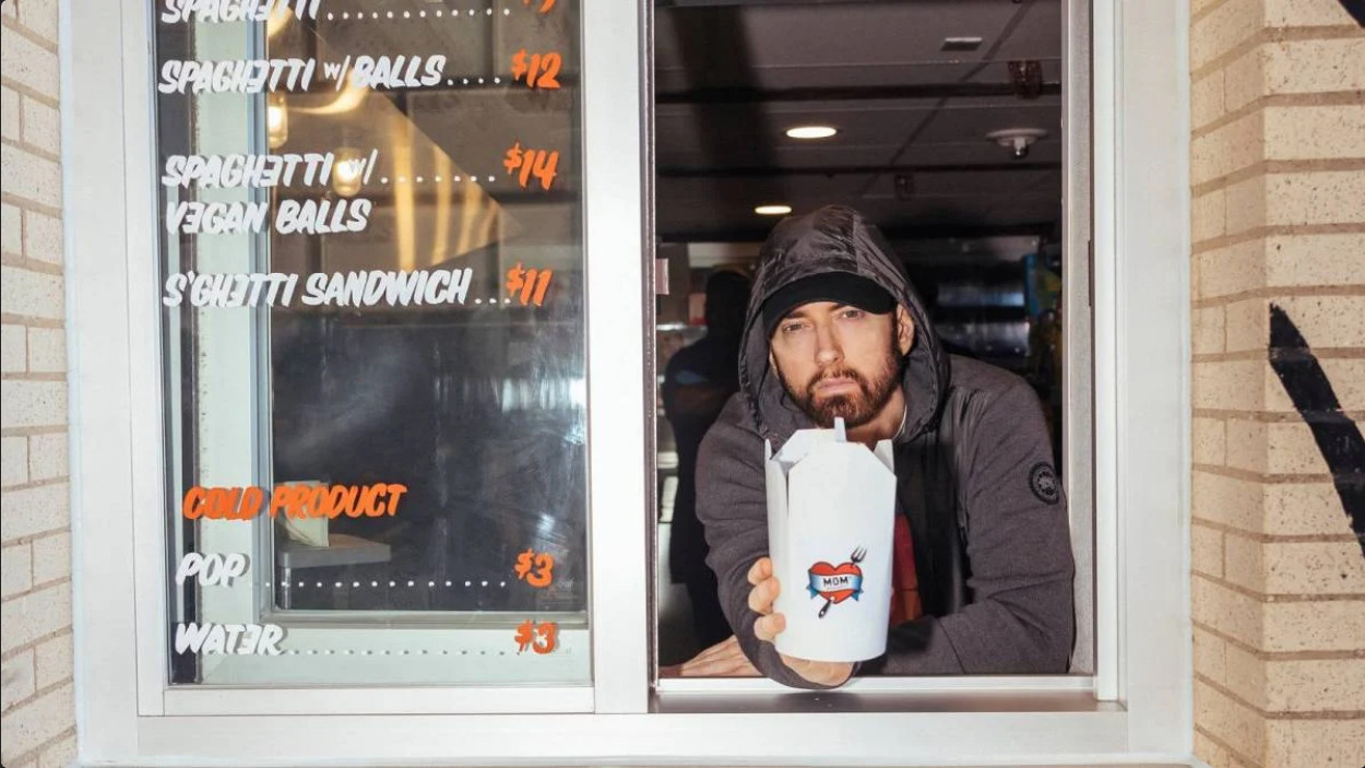 Eminem serve i clienti durante l’apertura del suo ”Mom’s Spaghetti” a Detroit