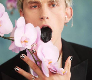 machine gun kelly fischiato dopo un commento sugli slipknot