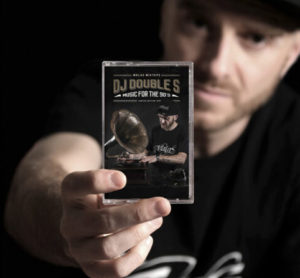 Dj Double S, leggendario Dj della golden age dell'hip hop italiano, rilascia una musicassetta in collaborazione con Malas Jeans, il brand focalizzato sui classici Baggy Jeans