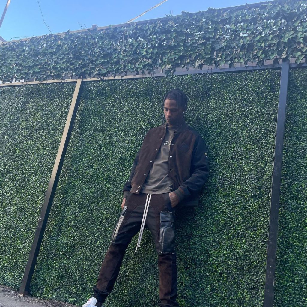 travis scott regala giocattoli ai bambini di houston