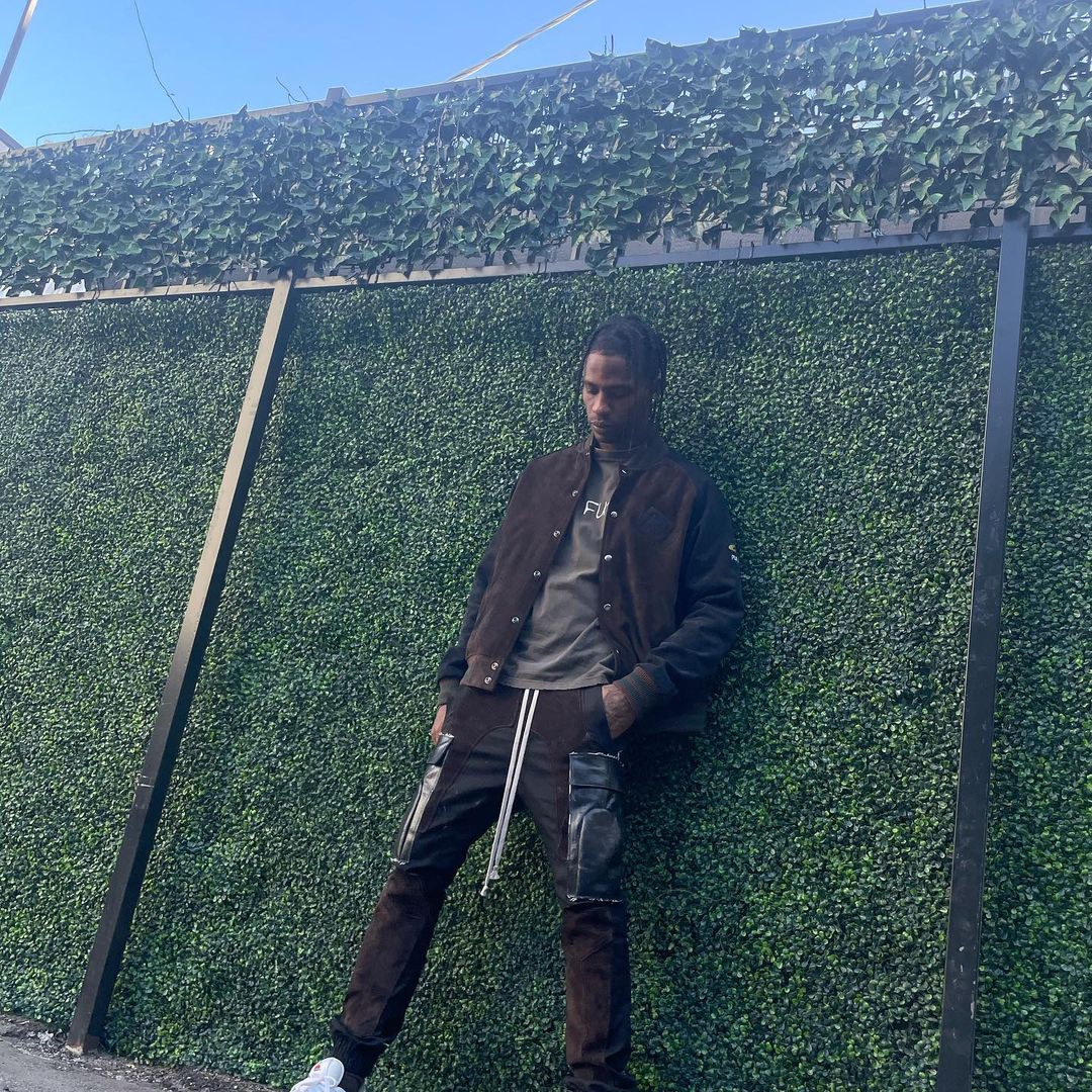 Travis Scott regala giocattoli per natale ai bambini di Houston