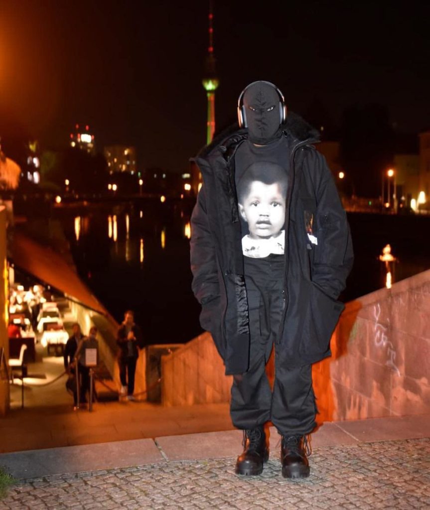 kanye west supportaa la sua squadra di basket donda academy