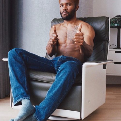 frank ocean ha pubblicato un'intervista suonata e un piccolo album per natale
