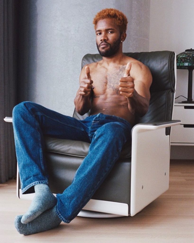 frank ocean ha pubblicato un'intervista suonata e un piccolo album per natale