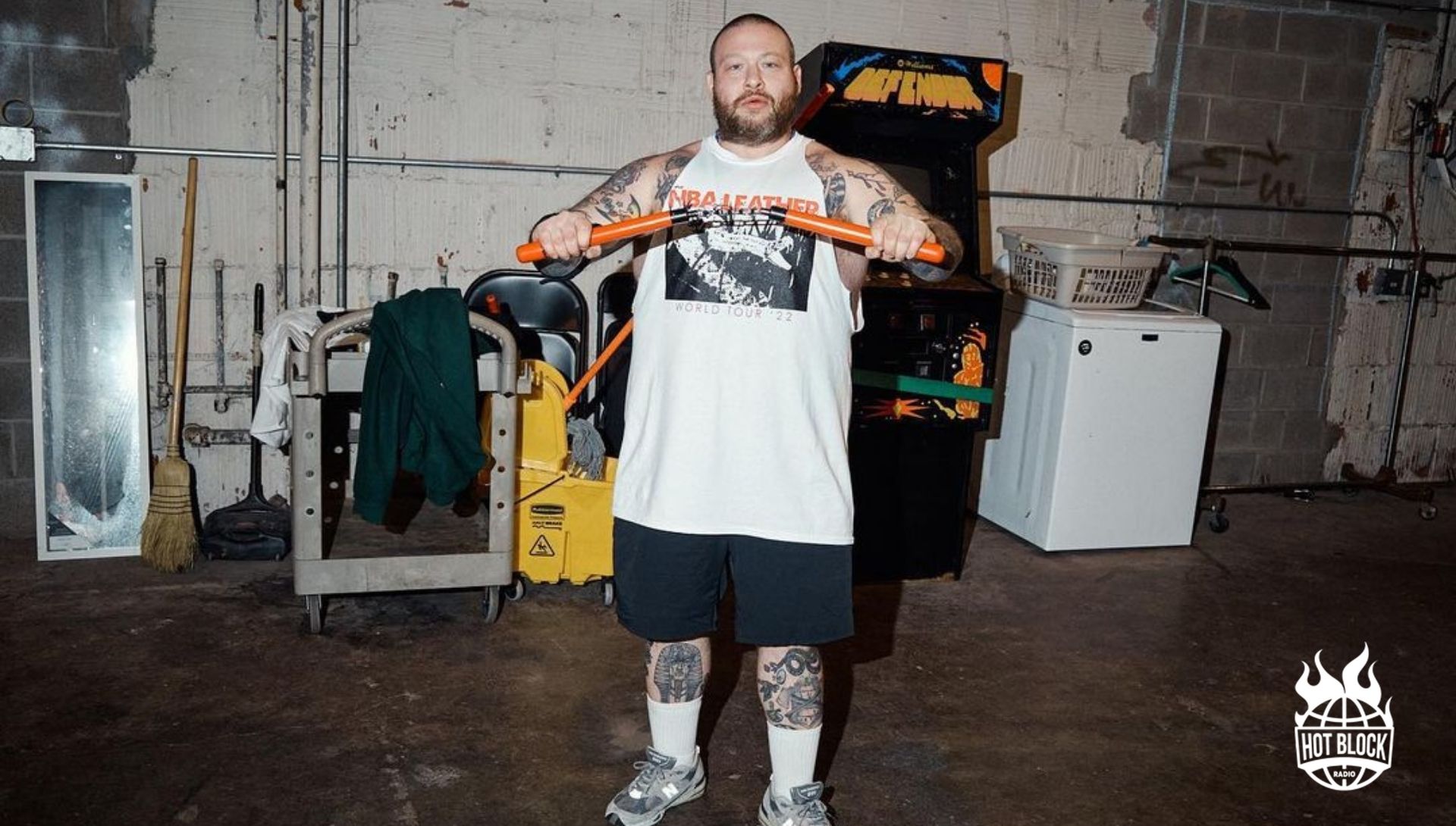 Action Bronson firma un hot dog per i fan…
