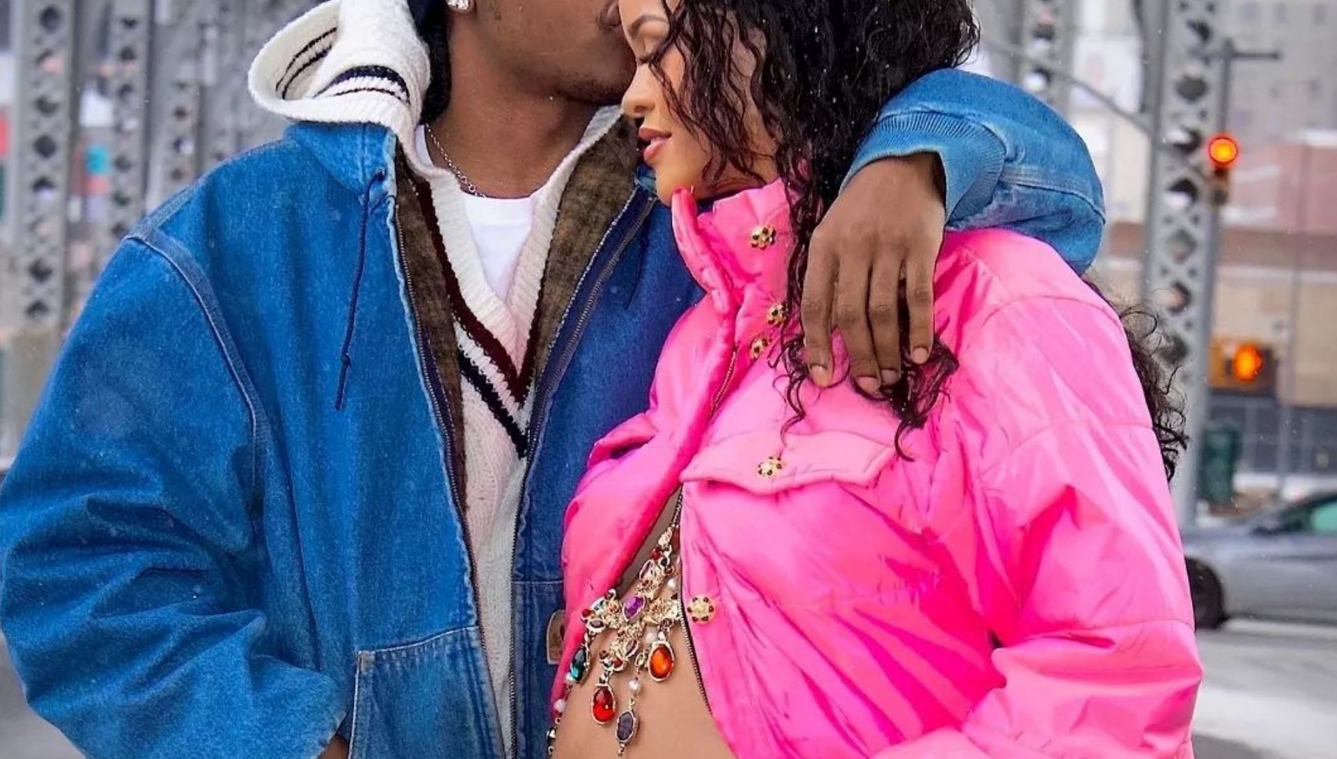Rihanna è ufficialmente incinta!