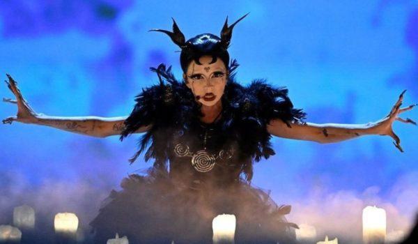 Bambie Thug censurata all’Eurovision, cancellati i messaggi pro Palestina in alfabeto ogamico