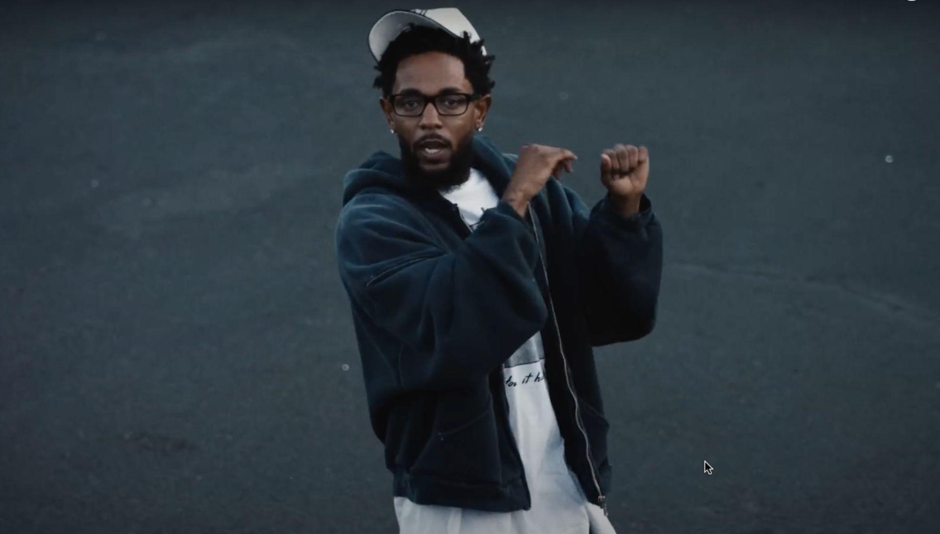 Drake come una civetta in gabbia e una piñata nel video di “Not Like Us”