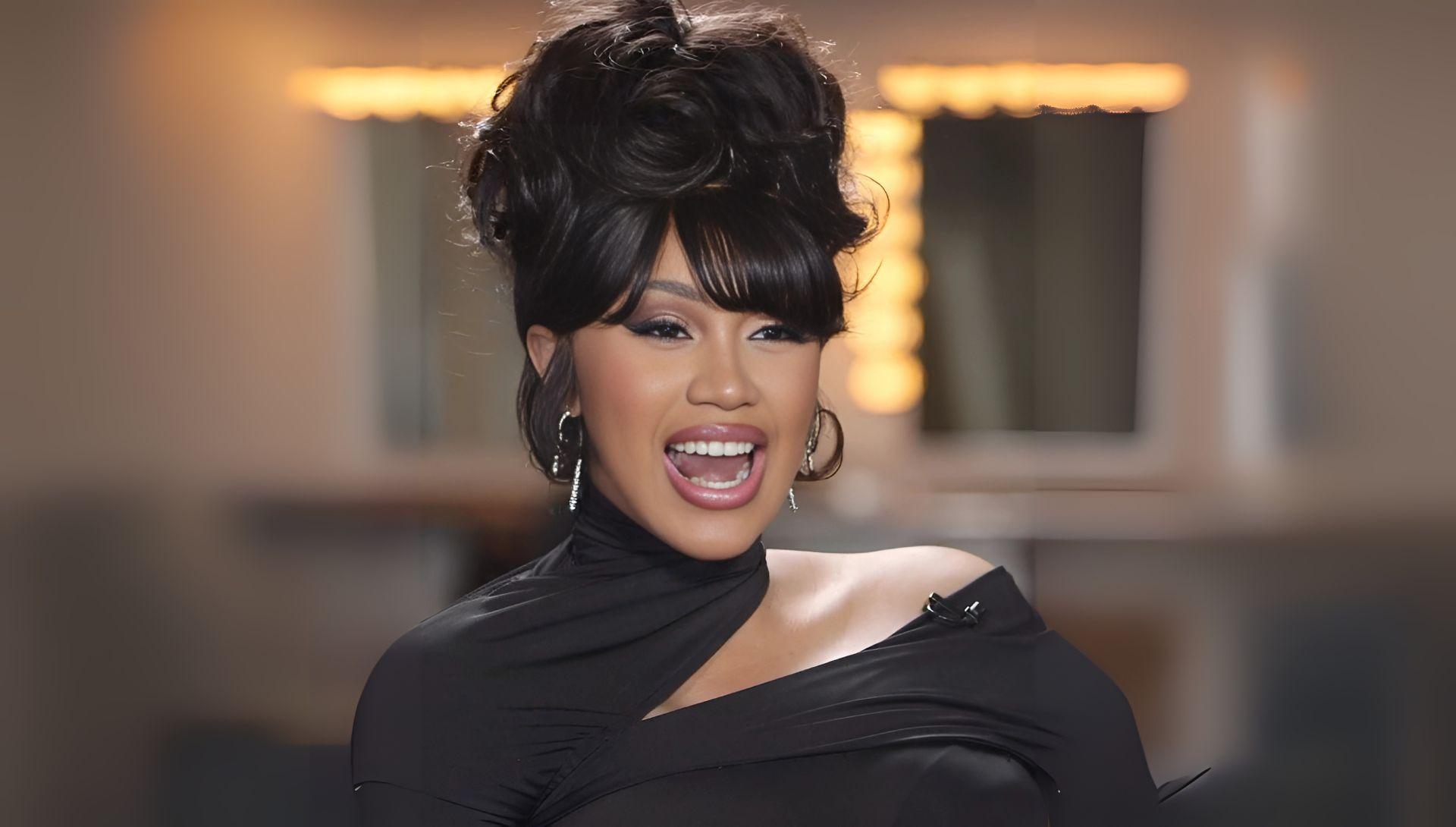 “Solo 9,99!”: Cardi B vende il suo disco per strada a Manhattan