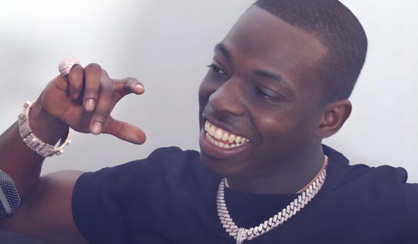 Gli lanciano una bottiglia e scoppia una rissa, ma Bobby Shmurda ne esce illeso -e anche la sua collana